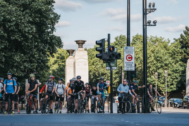 rowerzyści czekają na czerwonym świetle, aby przejść przez drogę w londynie, wielka brytania, w lecie. - bicycle london england cycling safety zdjęcia i obrazy z banku zdjęć
