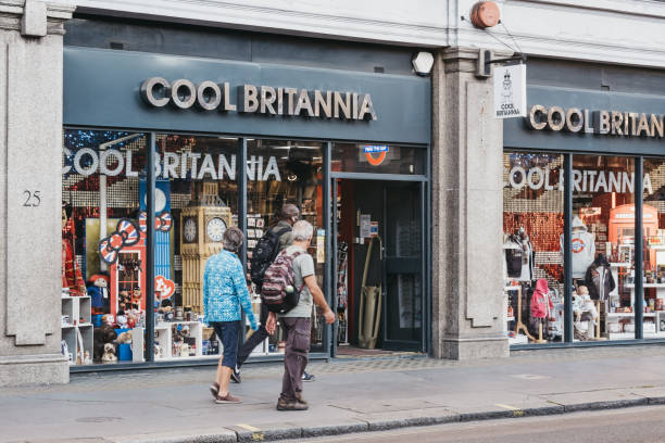 英国ロンドンのクールブリッタニアのお土産やギフトショップを通り過ぎる人々。 - brittania ストックフォトと画像