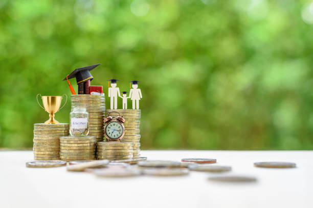 financiamento da escola, economia da família para o conceito da instrução mais elevada: tampão preto da graduação, diploma do campus, frasco do dinheiro, copo do troféu do sucesso ou recompensa do vencedor, pulso de disparo em moedas de aumentação - registo livro - fotografias e filmes do acervo