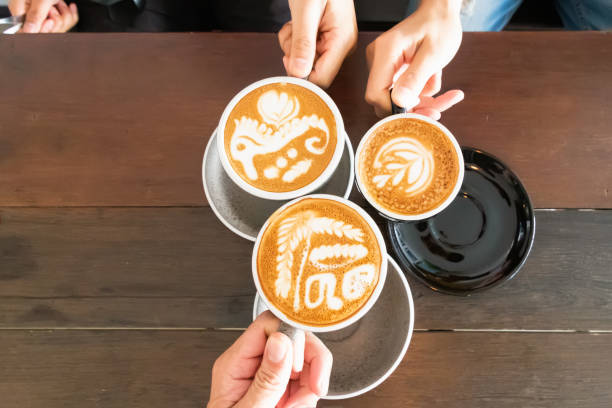 gruppe von menschen, die nach erfolgreichen verhandlungen in einem café ein treffen abhalten. heißer getränkekaffee trinken - espresso men coffee shop drinking stock-fotos und bilder