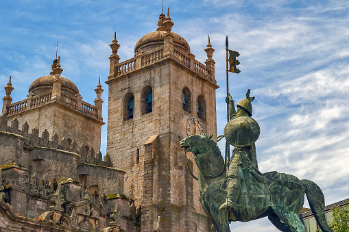 Catedral de Oporto o Se Catedral do Porto y estatua de jinete photo