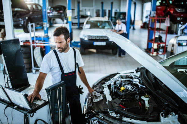 diagnostica auto in un'officina di riparazione! - car examining mechanic auto mechanic foto e immagini stock