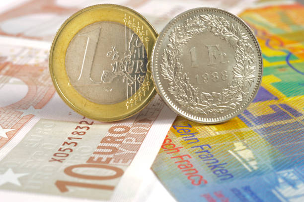 billets de banque de différentes devises - switzerland swiss currency chf euro symbol photos et images de collection