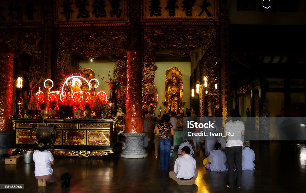 Personnes, prier dans le temple bouddhiste - Photo de Bouddhisme libre de droits