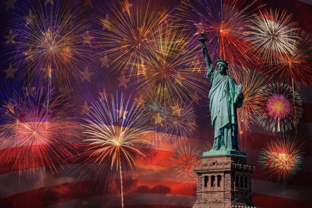 estatua de la libertad sobre los fuegos artificiales multicolores celebrar con el estado de américa unida fondo de la bandera, 4 de julio y el concepto del día de la independencia - statue of liberty fotos fotografías e imágenes de stock