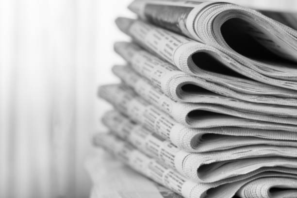 periódicos pila doblada, el concepto de noticias mundiales - close up newspaper folded document fotografías e imágenes de stock