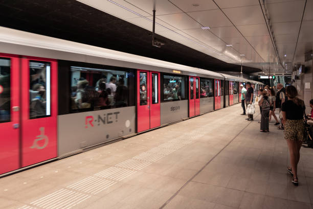 station de métro amsterdam rokin, sur la plate-forme - subway station railroad station netherlands subway photos et images de collection