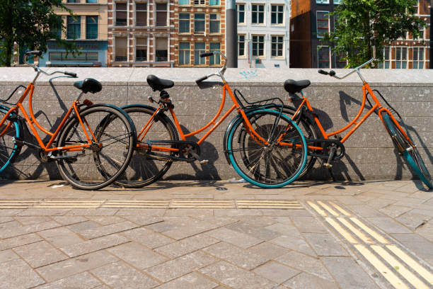 alquiler de bicicletas, swapfiets, amsterdam - cobertizo para bicicletas fotografías e imágenes de stock