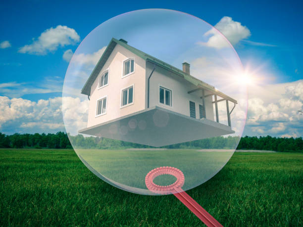la casa está atrapada en una burbuja flotante- 3d-ilustración - burbuja inmobiliaria fotografías e imágenes de stock