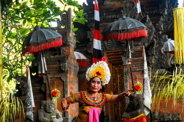 바롱, 레공, 케리스 전통 무용 발리 인도네시아 - art theatrical performance bali indonesia 뉴스 사진 이미지