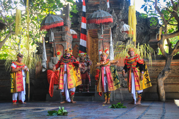 barong, legong e keris danza tradizionale bali indonesia - danza del legong immagine foto e immagini stock