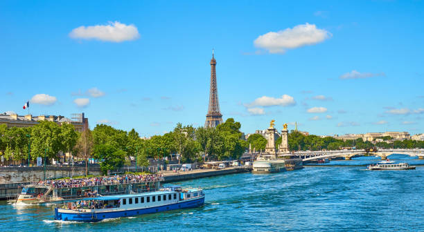 istock Paris - Bridge 