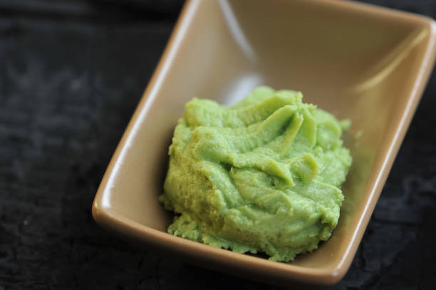 와사비는 일본 요리의 조미료입니다. 세라믹 그릇에 와사비. 매크로 촬영. - wasabi 뉴스 사진 이미지