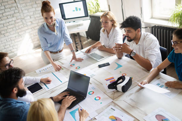 grupo feliz bem sucedido de povos que aprendem a engenharia e o negócio de software durante a apresentação - hi technology - fotografias e filmes do acervo