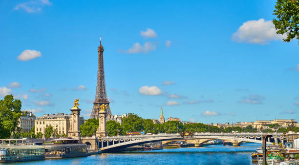 istock Paris - Bridge 