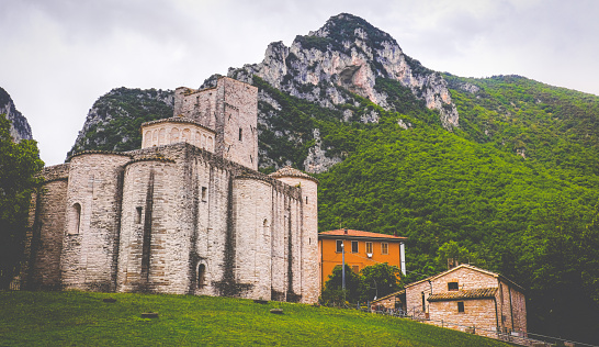 abadía de montaña de San Vittore en la región de Las Marcas - Italia photo