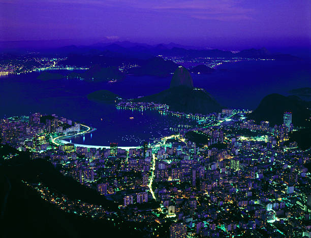 シュガーローフと botafogo ビーチ、リオデジャネイロ - rio de janeiro guanabara bay residential structure urca ストックフォトと画像