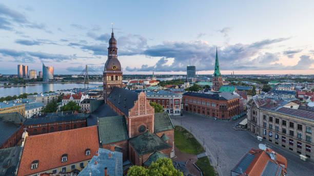 panorama della città vecchia di riga al mattino presto - daugava river foto e immagini stock