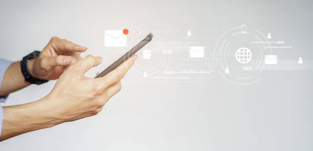 close up businessman hand touchscreen on smartphone device for receive unread e-mail list or send mail to partner and customer , virtual interface technology concept with virtual reality interface pantalla táctil de mano de hombre de negocios en el dispositivo del teléfono inteligente para recibir una lista de correo electrónico no leída o enviar correo al socio y cliente, concepto de tecnología de interfaz virtual con interfaz de realidad virt