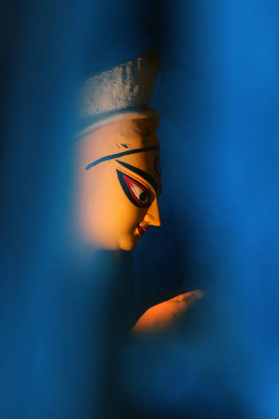 porträt von maa durga. idol der hinduistischen göttin durga während der vorbereitungen in kalkutta. - devi stock-fotos und bilder