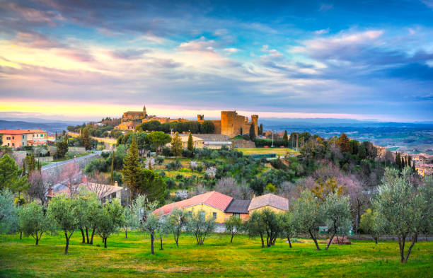 toscana, borgo medievale di montalcino, fortezza e chiesa. siena, italia - montalcino foto e immagini stock