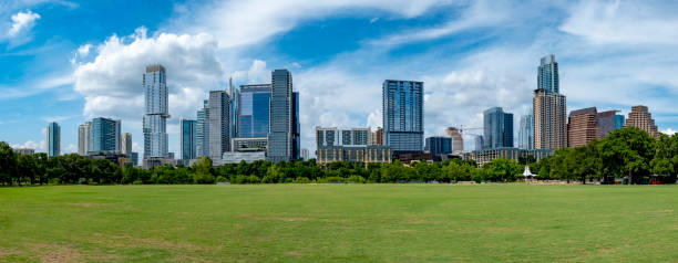 オースティン テキサス スカイライン パノラマ - austin texas skyline texas cityscape ストックフォトと画像