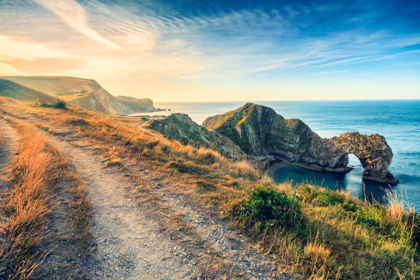 durdle door, spiaggia del dorset - jurassic coast world heritage site immagine foto e immagini stock