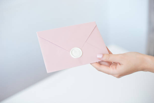 왁스 인감, 상품권, 엽서, 결혼 초대장이 있는 초대 봉투를 들고 있는 여성 손의 클로즈업 사진 - opening mail envelope greeting card 뉴스 사진 이미지