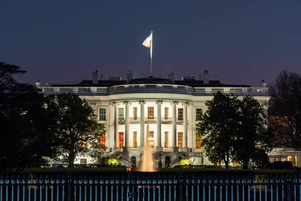 the white house - washington dc architecture nobody american flag imagens e fotografias de stock