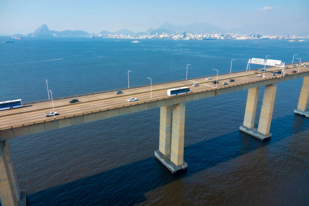 rio-niteroi bridge - clear sky rio de janeiro brazil guanabara bay - fotografias e filmes do acervo