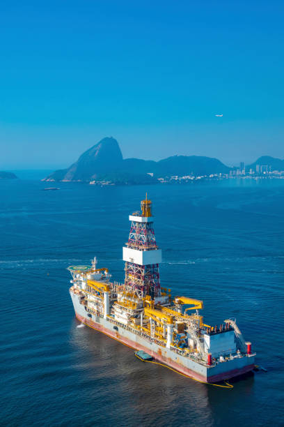 вне береговой нефтя�ной платформы - oil rig brazil oil industry petroleum стоковые фото и изображения