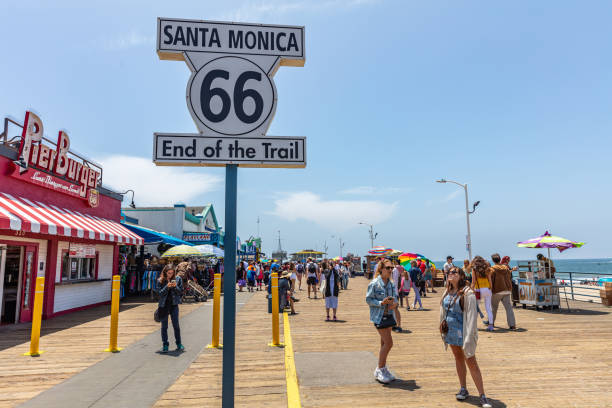 route 66 santa monica fin du sentier. - road trip sign journey route 66 photos et images de collection