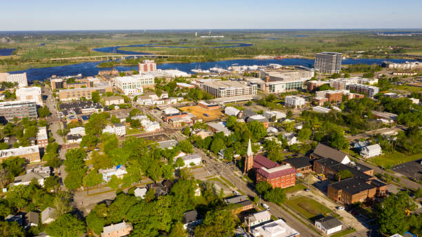 bright sunshine trifft die gebäude und häuser von wilmington north carolina - cape fear stock-fotos und bilder