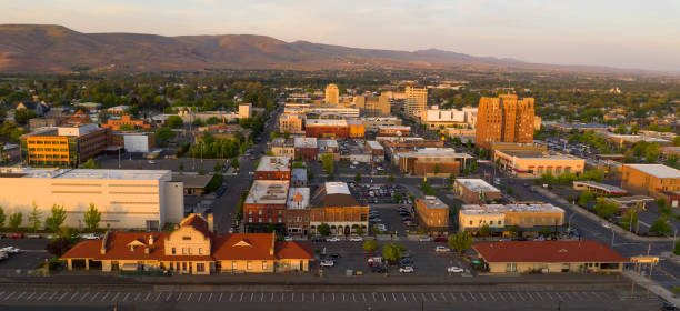sunset bathes downtown yakima washington im goldenen licht - bundesstaat washington stock-fotos und bilder