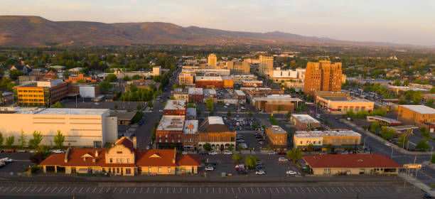 Sunset Bathes En el centro de Yakima Washington en Golden Light - foto de stock