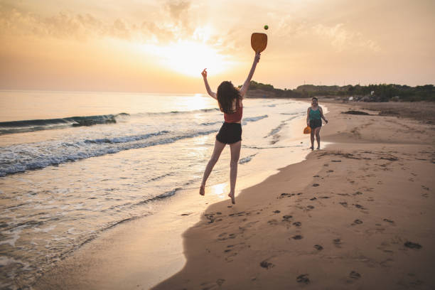 夏休みに楽しむ親友 - corfu greece sea beach ストックフォトと画像