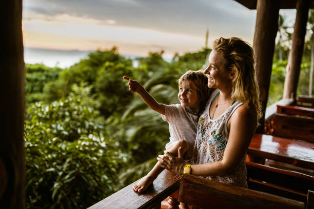 olha essa vista, mãe! - tropical destination - fotografias e filmes do acervo