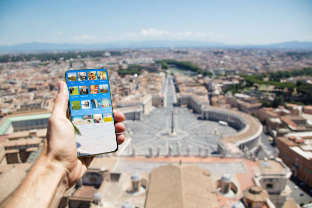 スマートフォンでイタリア・サンピエトロ大聖堂からの眺め - rome italy vatican st peters basilica ストックフォトと画像