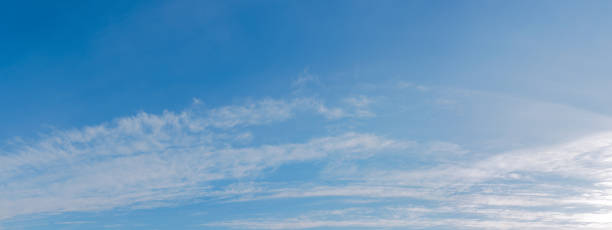 precioso cielo otoñal con nubes - cirrus sky fantasy cloud fotografías e imágenes de stock