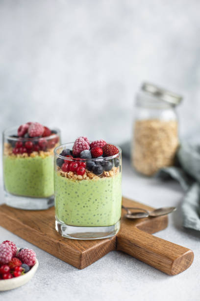 chia pudding with matcha, granola and berries. selective focus. - tea berry currant fruit imagens e fotografias de stock