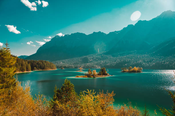 hermoso lago eibsee en garmisch-partenkirchen, alemania - bavaria wetterstein mountains nature european alps fotografías e imágenes de stock