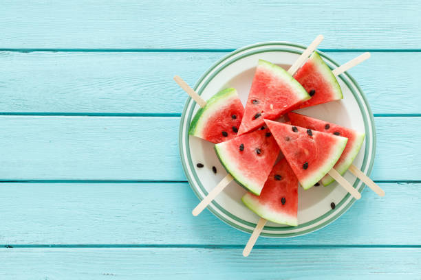 ghiaccioli a fette di anguria, bacground di cibo vuoto con spazio per un testo, vista dall'alto - watermelon foto e immagini stock