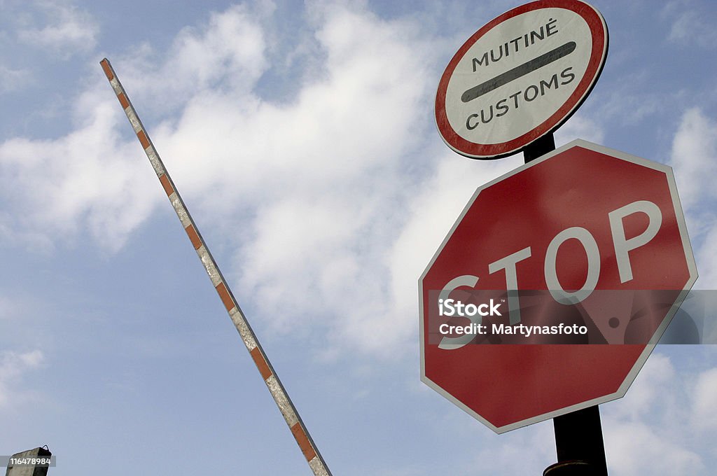 Czerwony znak stop na granicy między krajami - Zbiór zdjęć royalty-free (Gest stop)
