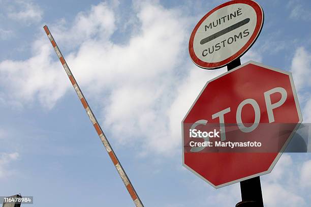 Czerwony Znak Stop Na Granicy Między Krajami - zdjęcia stockowe i więcej obrazów Gest stop - Gest stop, Odprawa celna, Biały