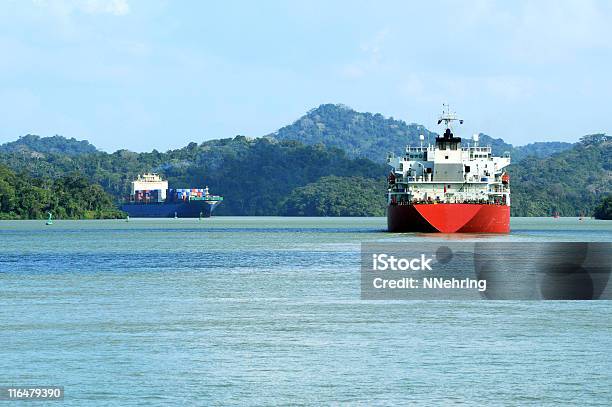 Two Ships В Панамский Канал — стоковые фотографии и другие картинки Нефтяной танкер - Нефтяной танкер, Панама - Центральная Америка, Бизнес