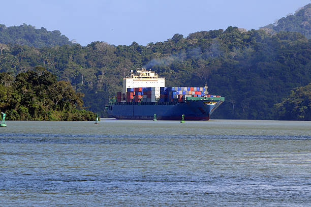 수거용기 선박에 파나마운하 - panama canal panama container ship industrial ship 뉴스 사진 이미지