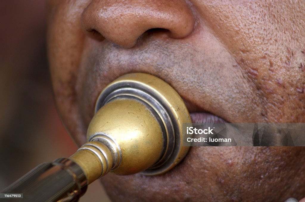 Musicien jouant son instrument - Photo de Bouche humaine libre de droits