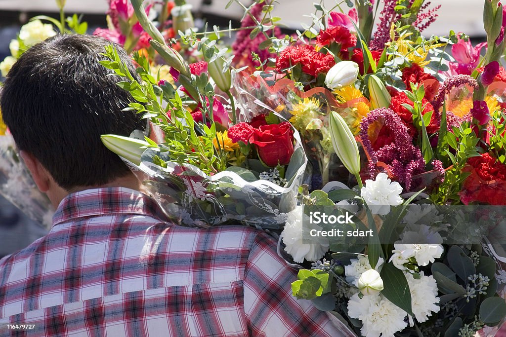 Uomo con Bouquet - Foto stock royalty-free di Bouquet