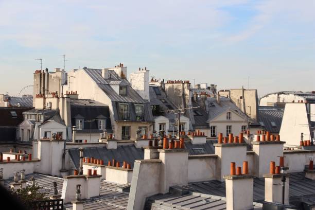 vista bonita do telhado de paris - paris france roof apartment aerial view - fotografias e filmes do acervo