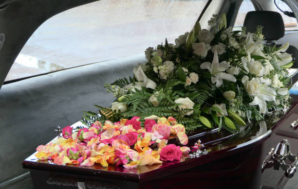 plan rapproché d'un cercueil funéraire dans un corbillard ou une chapelle ou un enterrement au cimetière - 2324 photos et images de collection